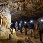 سياحة الكهوف: مغامرة تستحق… أم مخاطرة بلا داعي؟